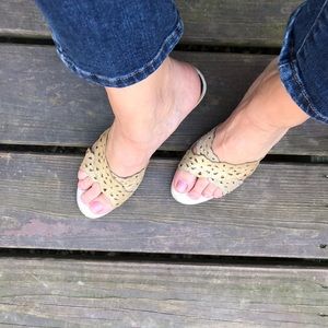 Donald J Pliner Couture Kitten Heels soft gold 7.5